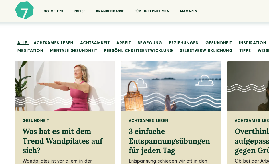 Bildschirmfoto der Website 7Mind. Oben ist eine Navigationsleiste mit dem Logo und Menüpunkten wie 'SO GEHT'S', 'PREISE' und 'MAGAZIN'. Darunter folgt eine zweite Leiste mit Kategorien wie 'ACHTSAMKEIT', 'ARBEIT' und 'GESUNDHEIT'. Der Hauptinhalt zeigt drei Artikel-Vorschauen nebeneinander: Links 'Was hat es mit dem Trend Wandpilates auf sich?' mit einem Bild einer Frau in Sportkleidung, in der Mitte '3 einfache Entspannungsübungen für jeden Tag' mit einem Strandmotiv, und rechts ein teilweise sichtbarer Artikel über 'Overthinking'. Jeder Artikel hat ein Bild, eine Kategorie und eine Überschrift.